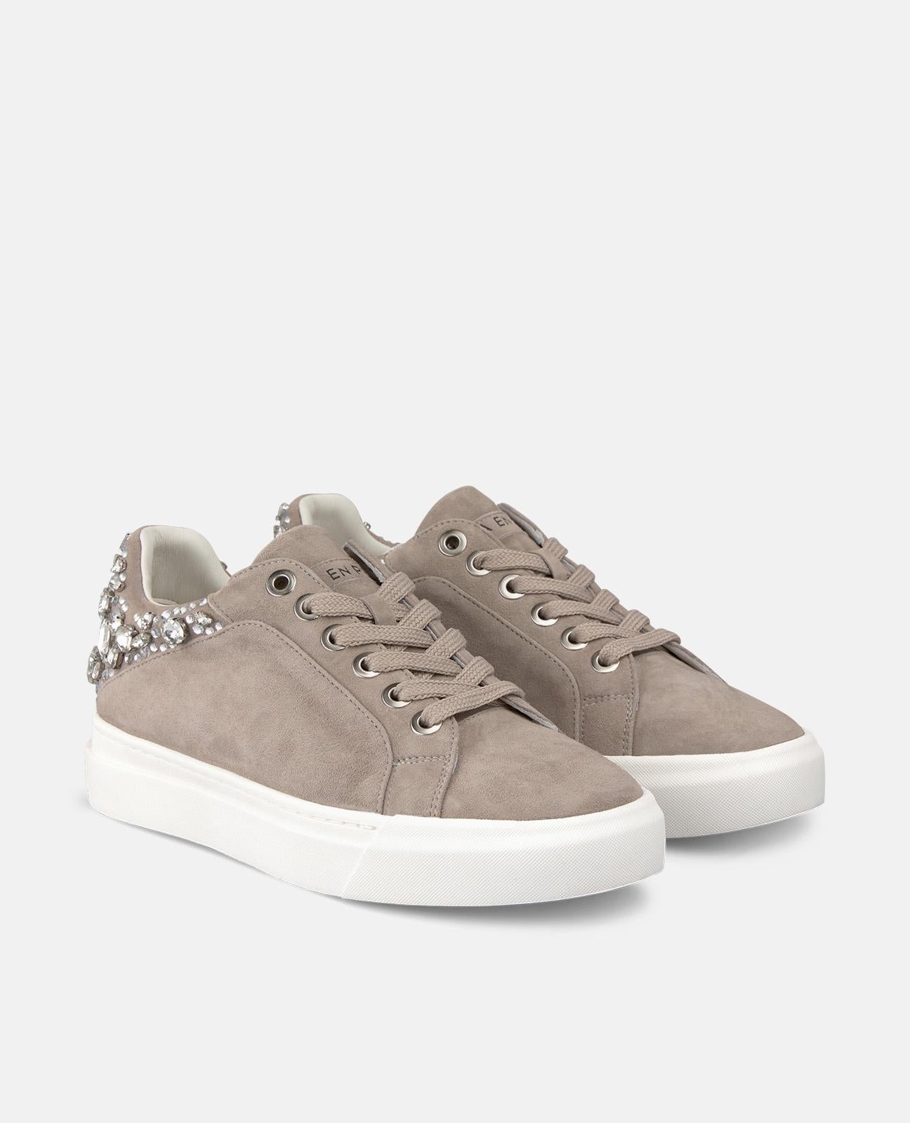 SLIPPERS WITH JEWEL DETAILS