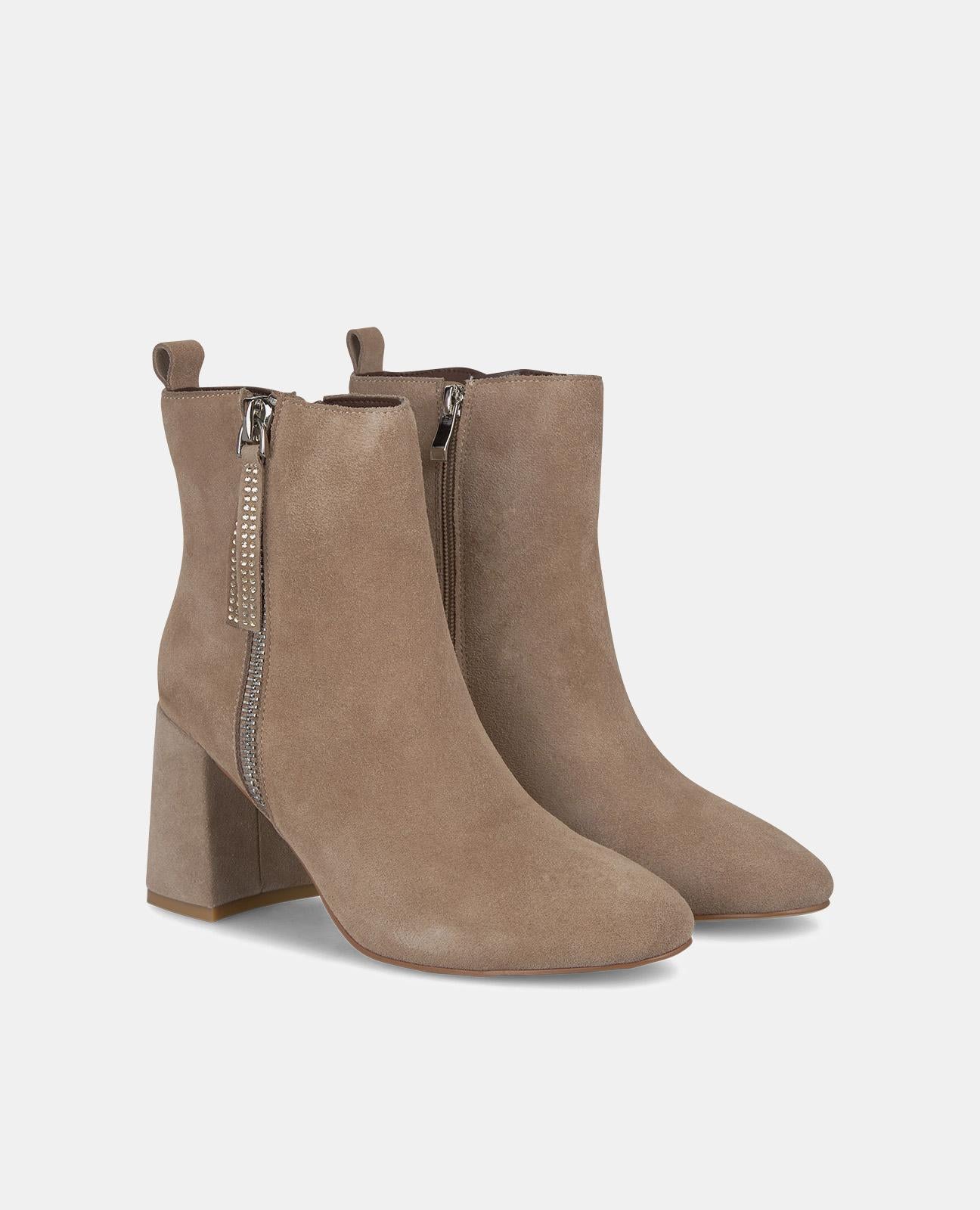 BOTA DE CANO ALTO COM FECHO DE CORRER