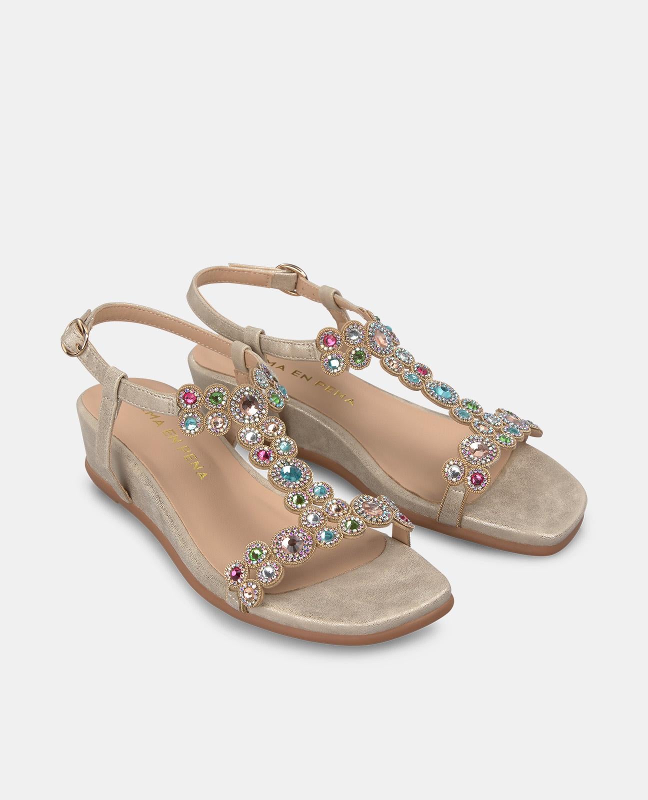 SANDALIA CON TACÓN DETALLES
