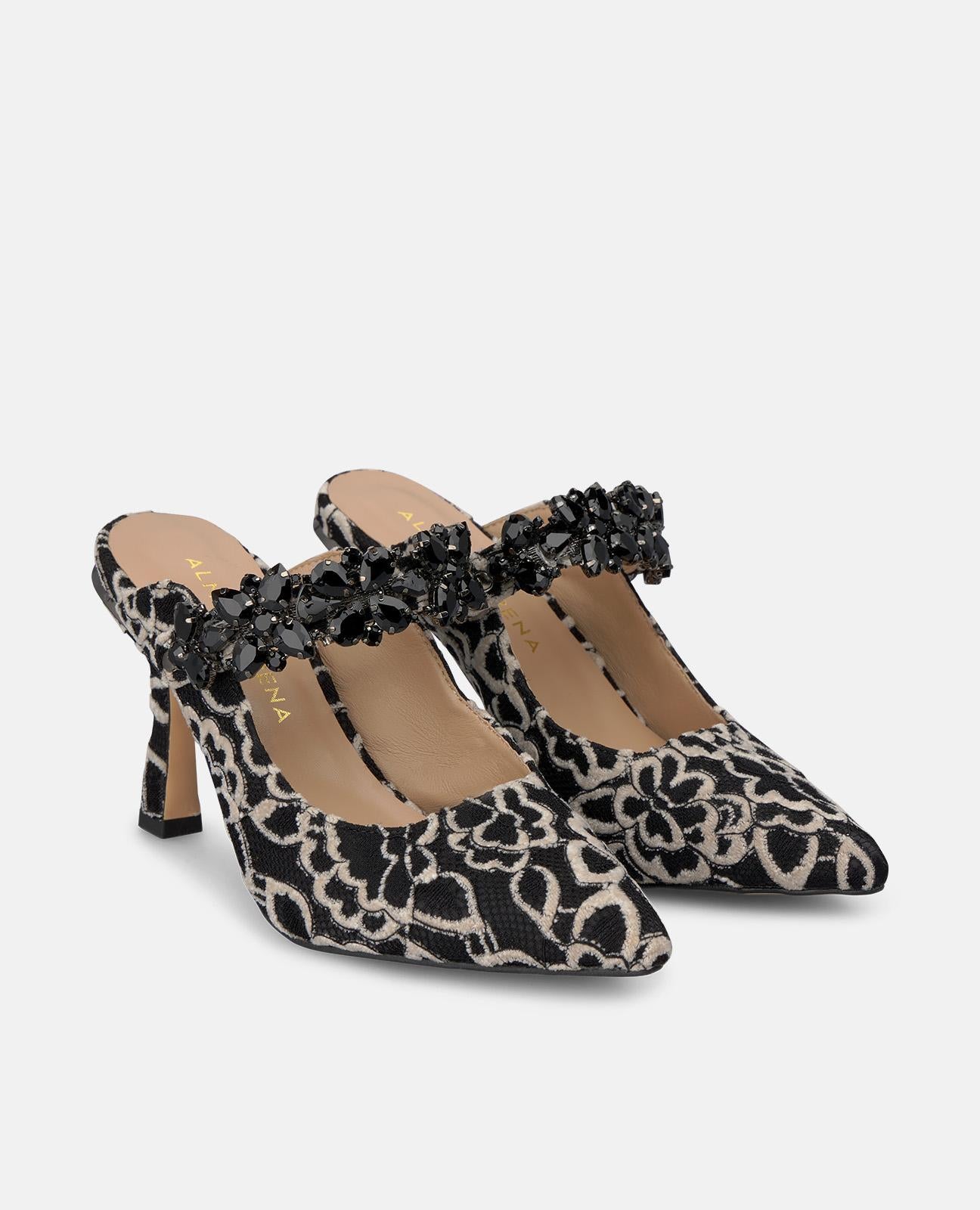 ZAPATO DE TACÓN DESTALONADO DE CHAROL