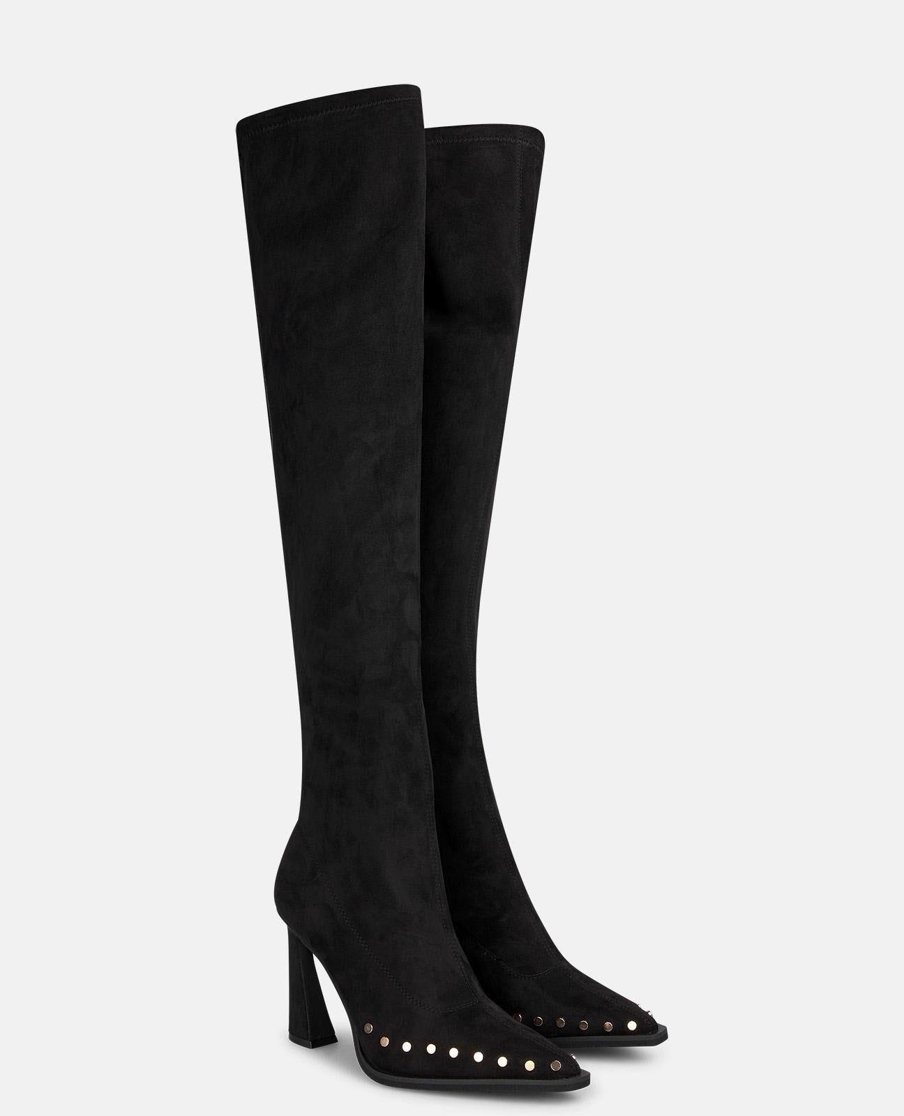 BOTA DE TACÓN CON TACHAS METÁLICAS