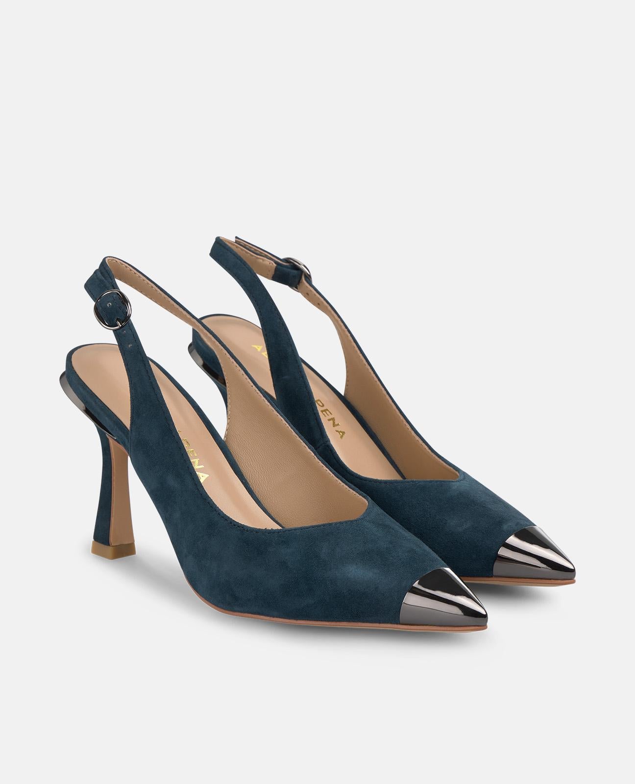 SCHUH MIT METALLISIERTEN DETAILS UND ABSATZ