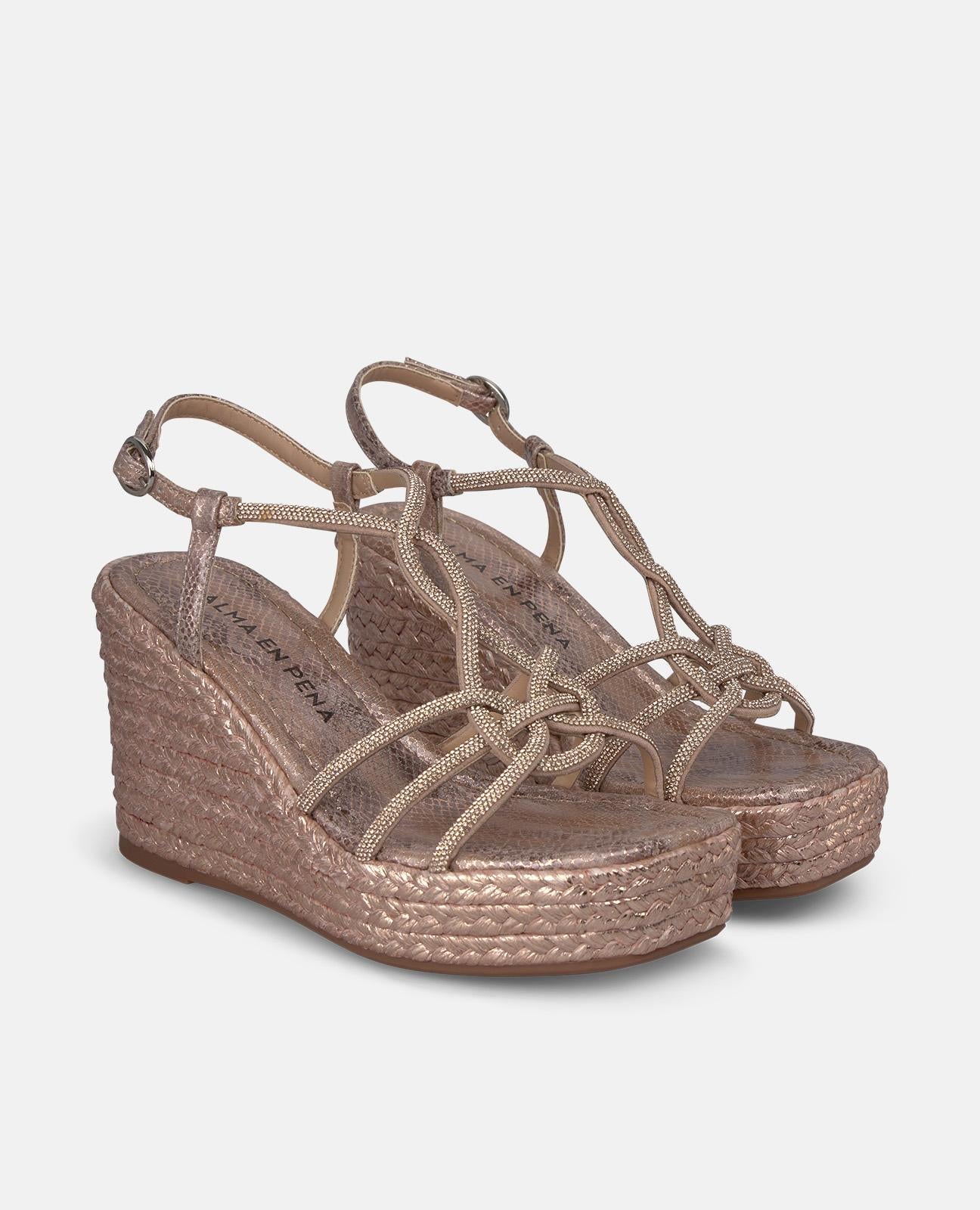 SANDALIA DE CUÑA CON TIRAS ENTRELAZADAS