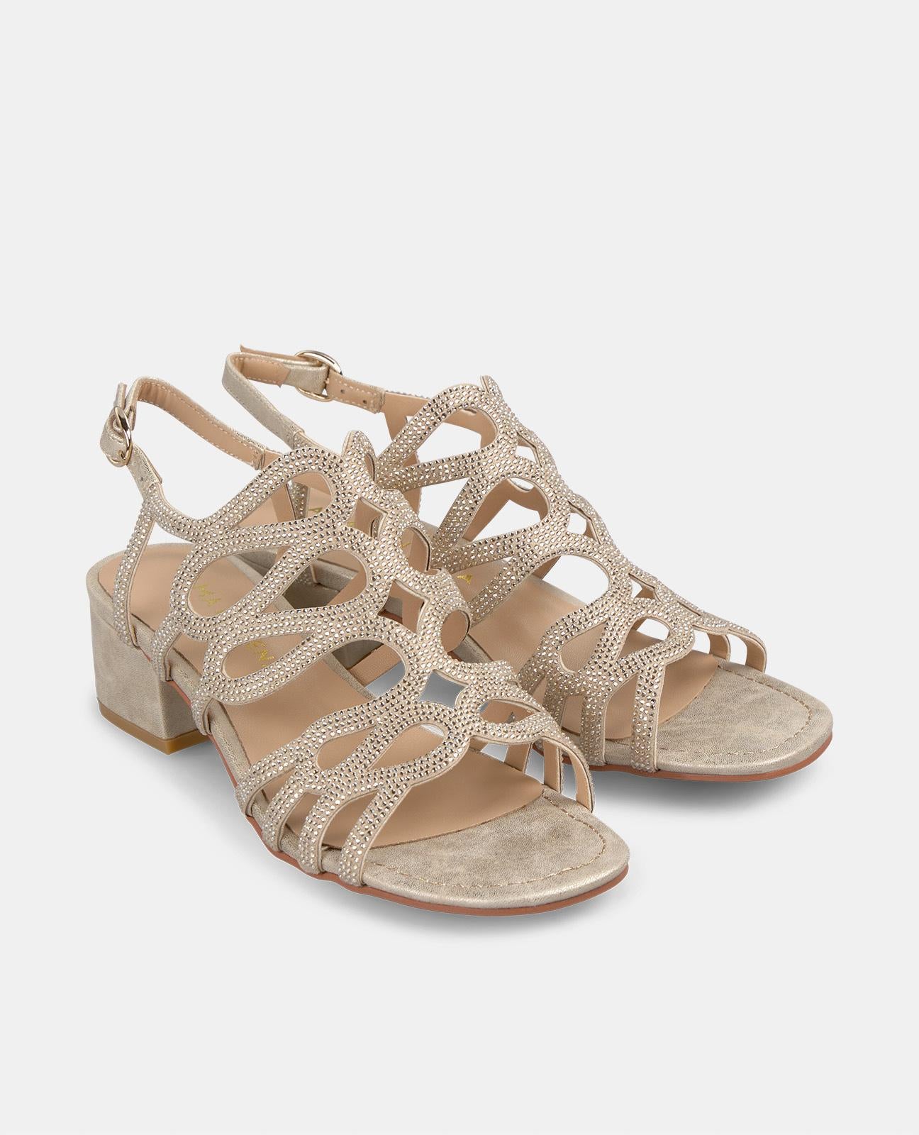 SANDÁLIA COM TIRAS EMARANHADAS