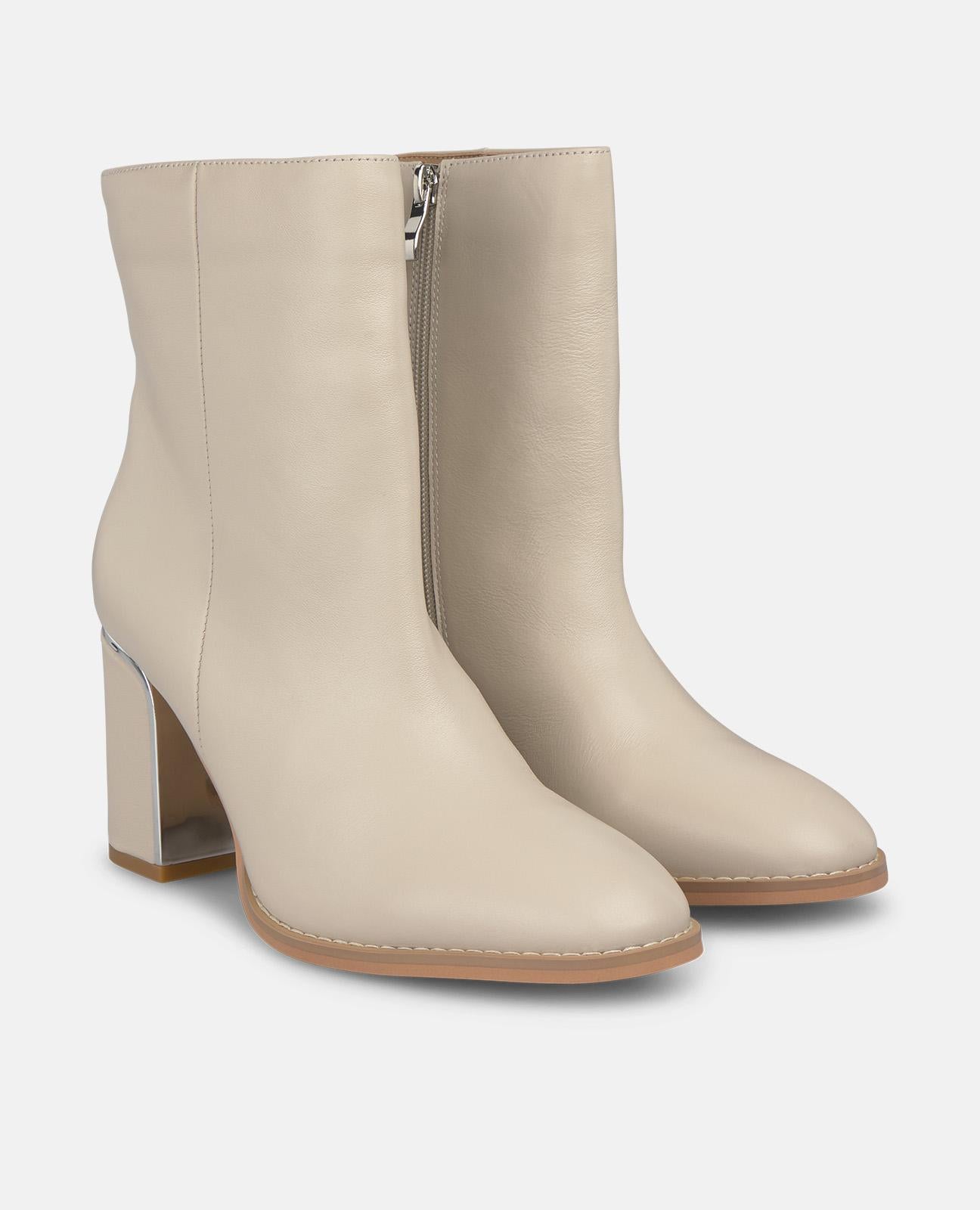 BOTA DE TORNOZELO COM PORMENOR NO CALCANHAR