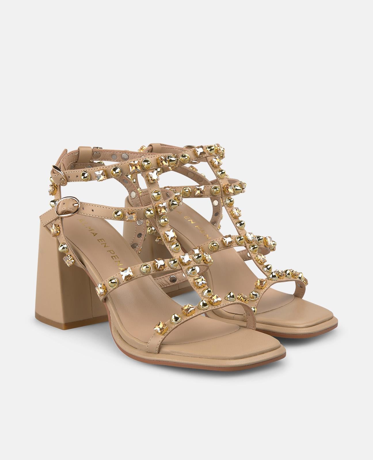 SANDALIA CON TACHAS EN LAS TIRAS