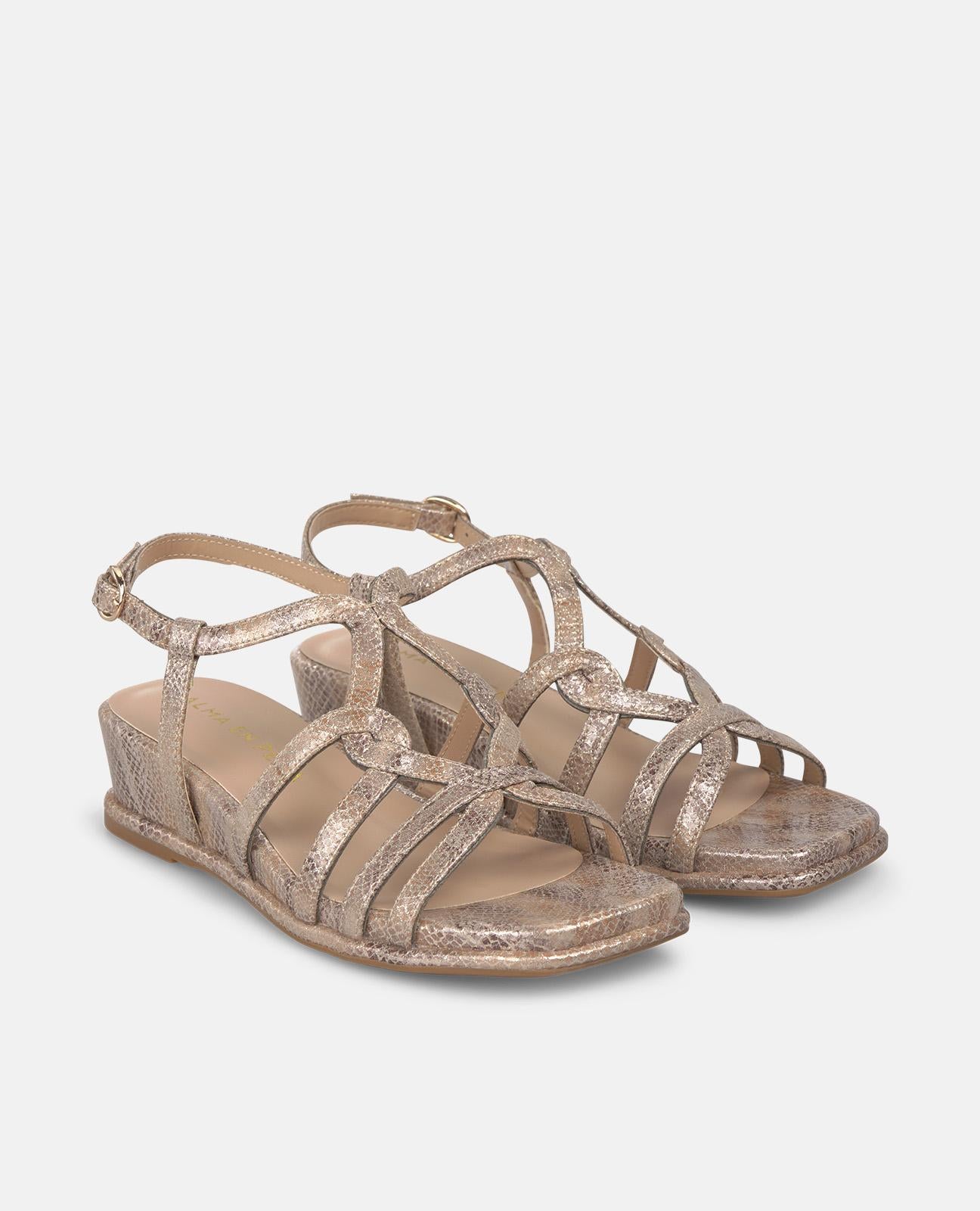 SANDALIA DE CUÑA BAJA CON TIRAS ENTRELAZADAS