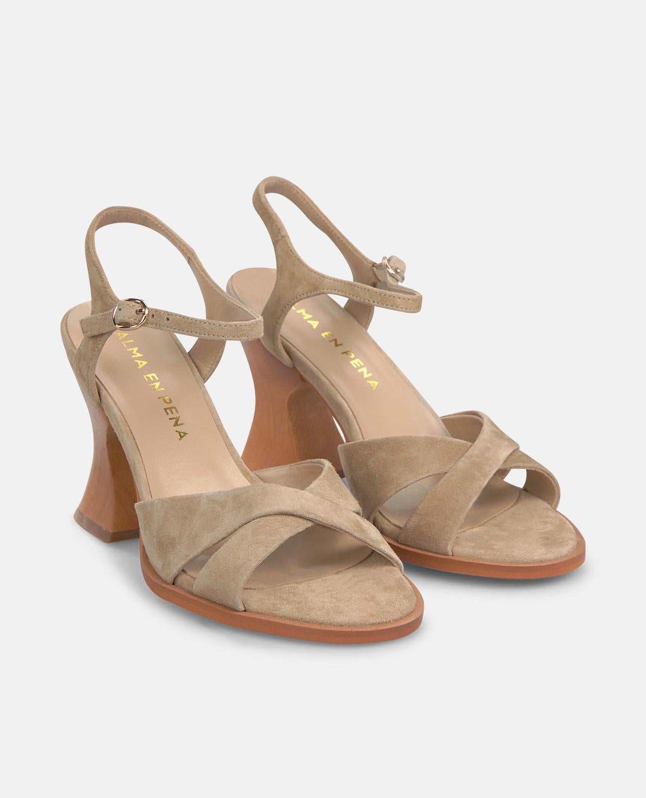 SANDÁLIA COM SALTO DE MADEIRA