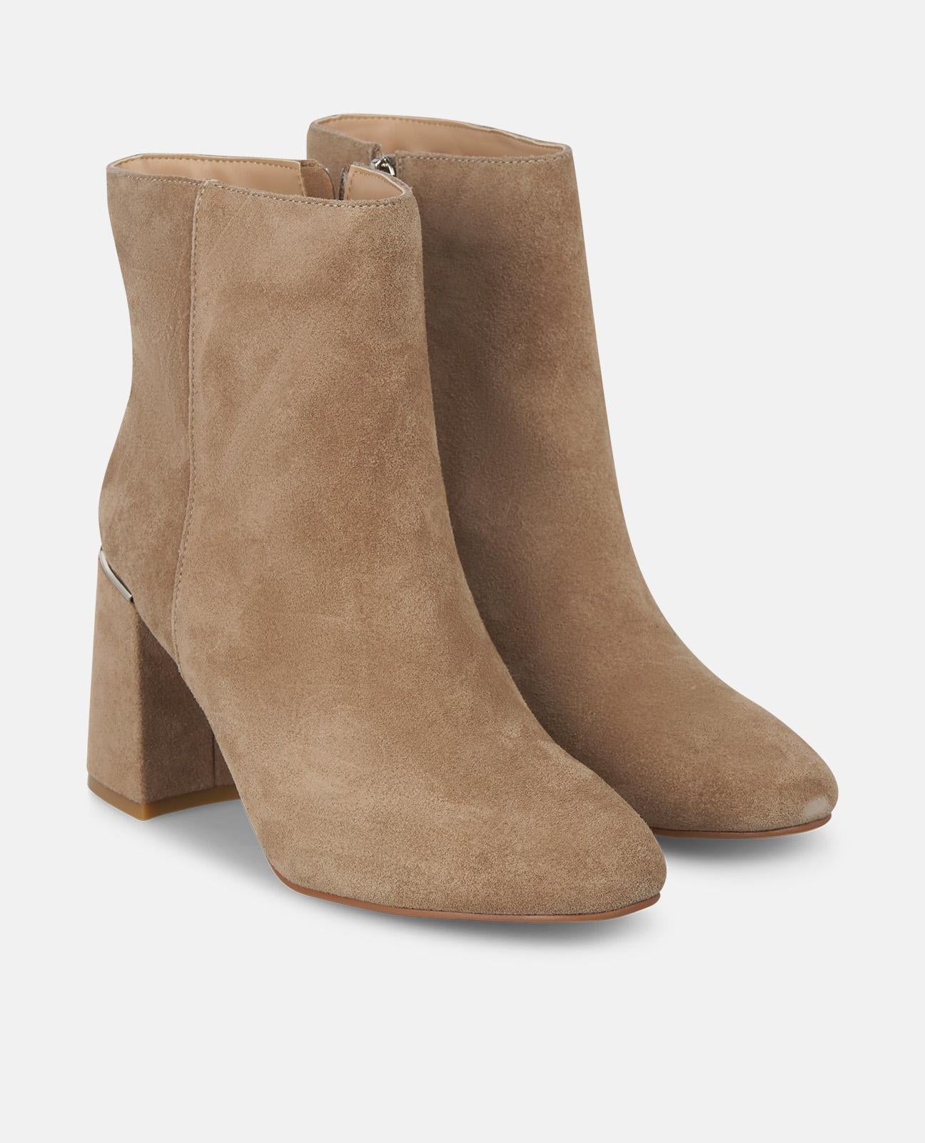 BOTÍN BAJO TACÓN ANCHO