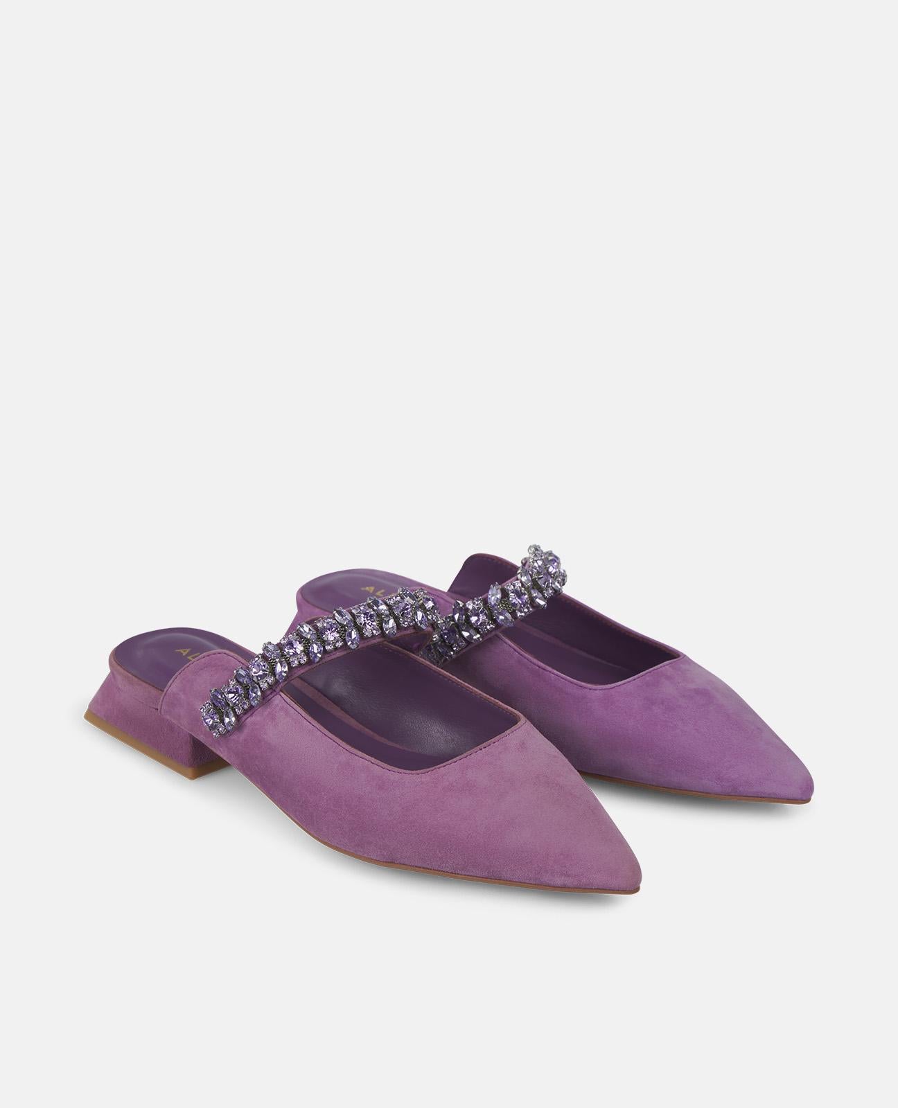 HOCHHACKIGER SCHUH MIT STRASSSTEINRIEMEN