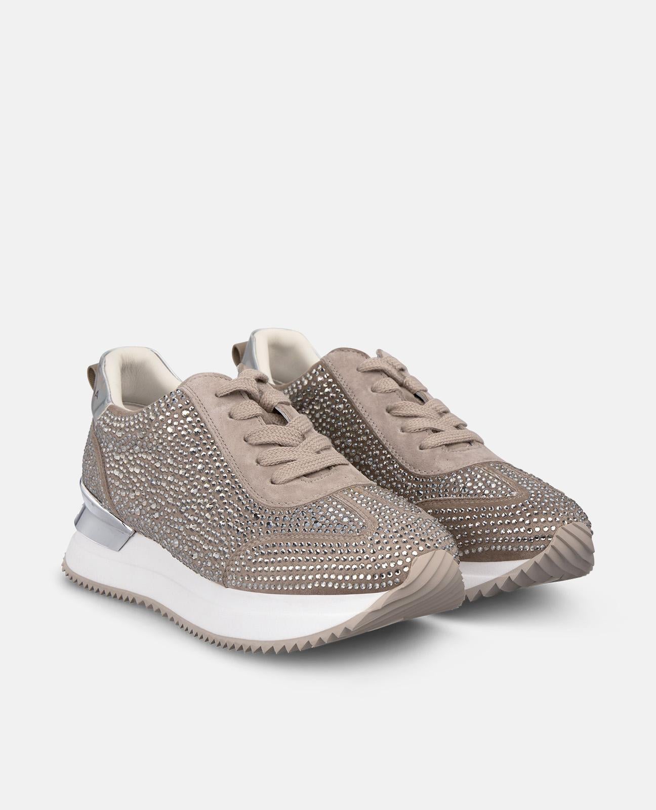 Ténis com brilhos e sola grossa