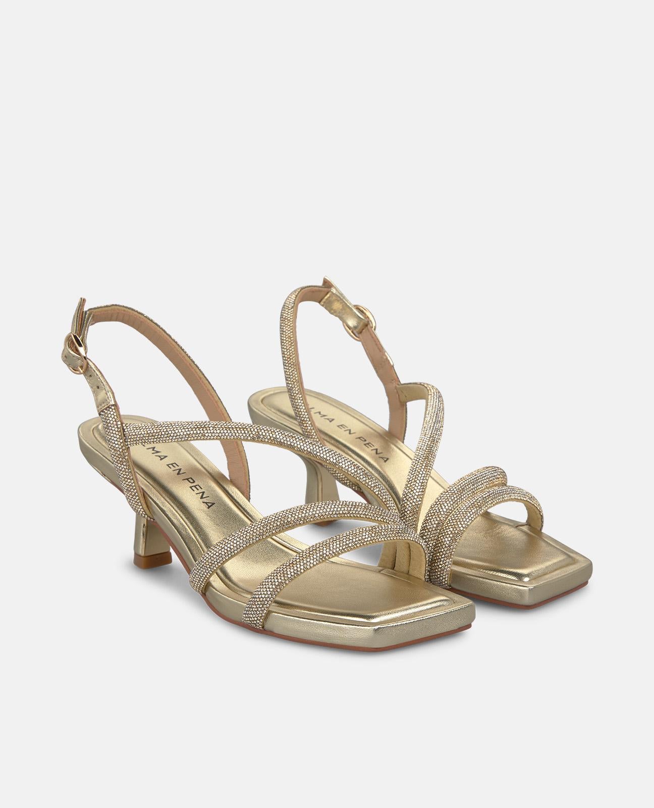 SANDALIA DE TIRAS DIAGONALES METALIZADA