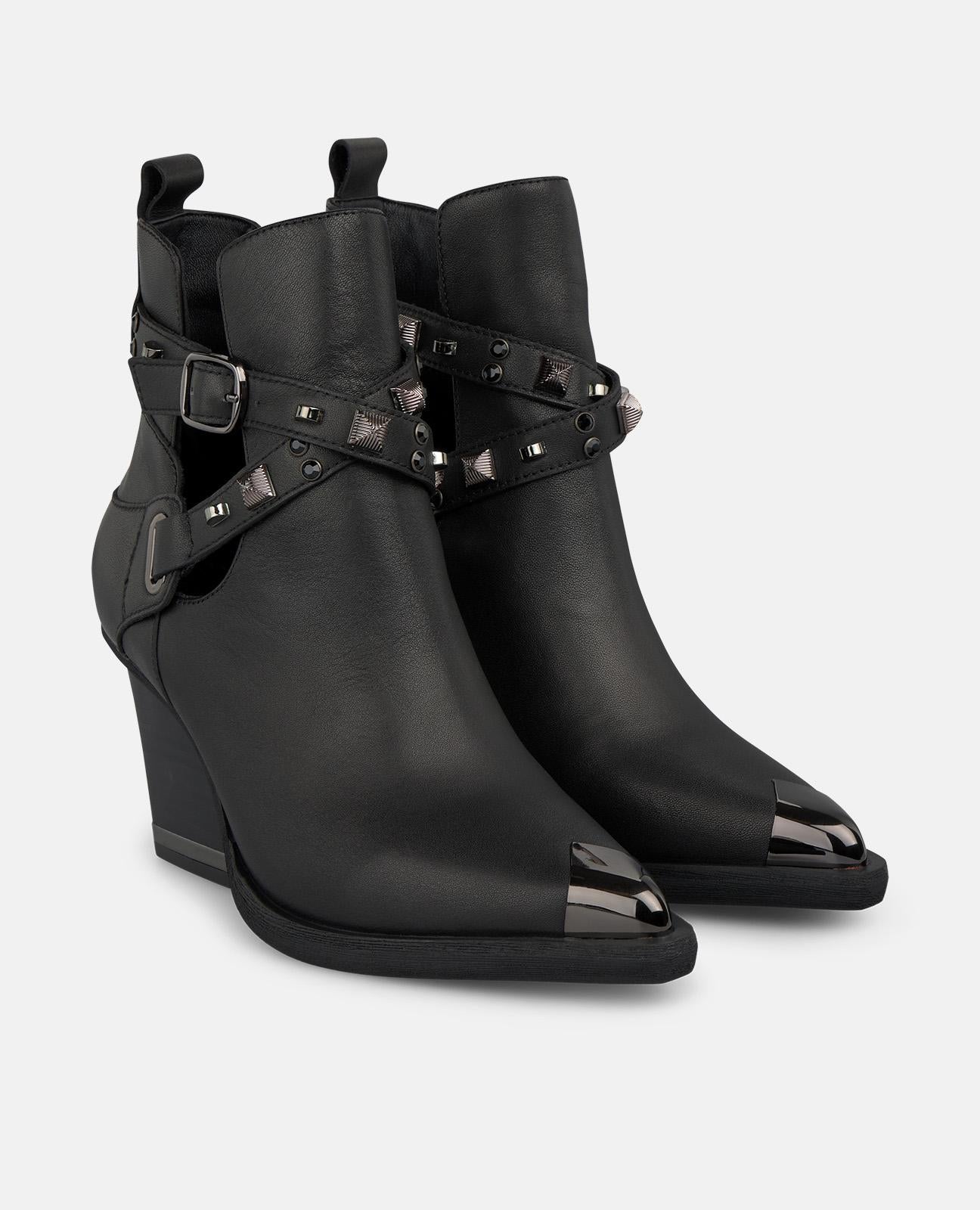 BOTA COM TACHAS E FIVELA NO TORNOZELO