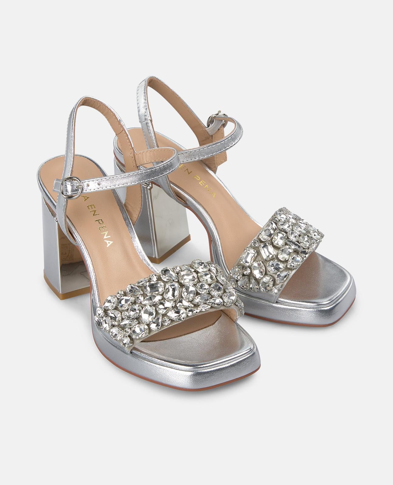 SANDÁLIA DE TIRA LARGA COM STRASS