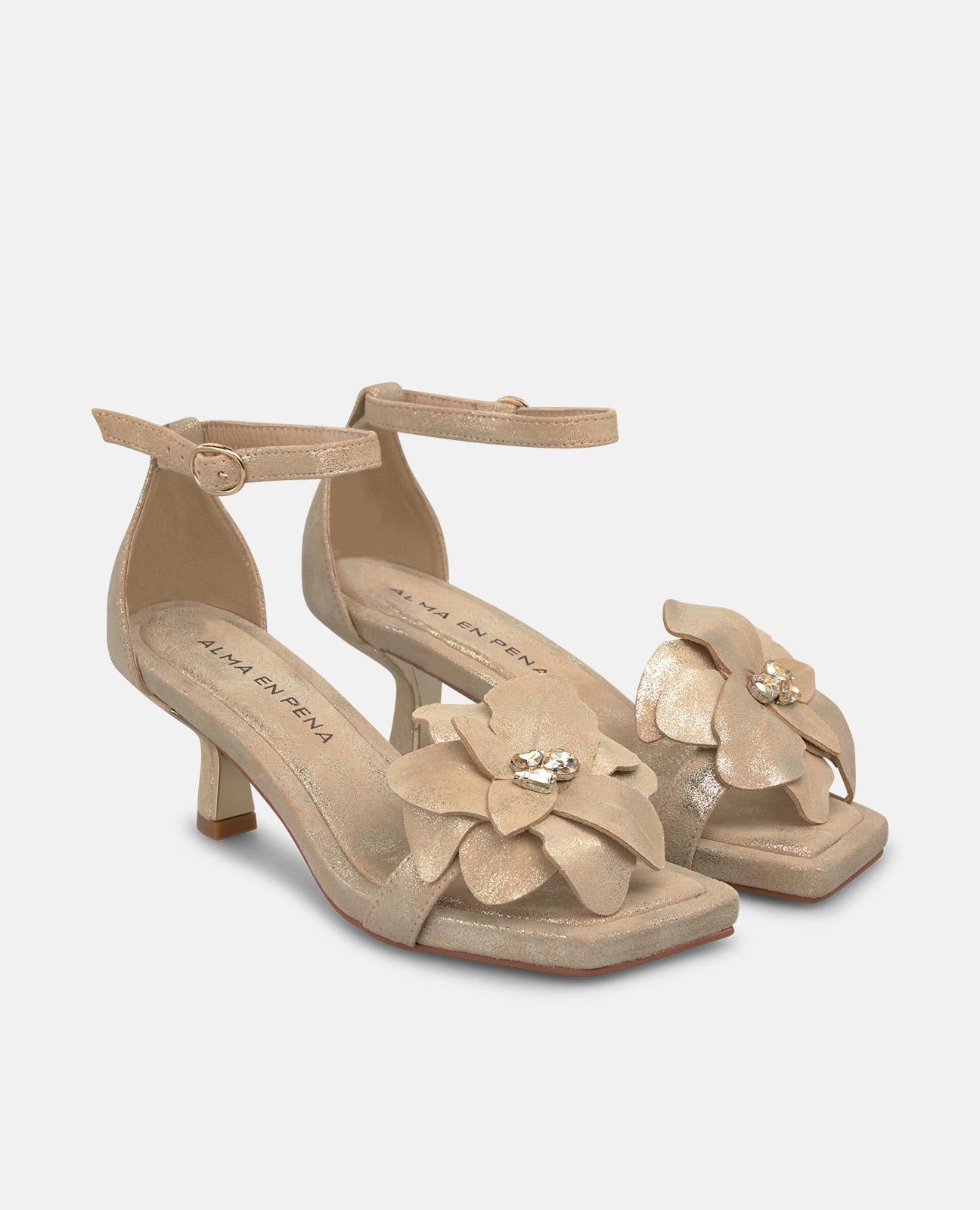 SANDALIA CON APLICACIÓN FLORAL