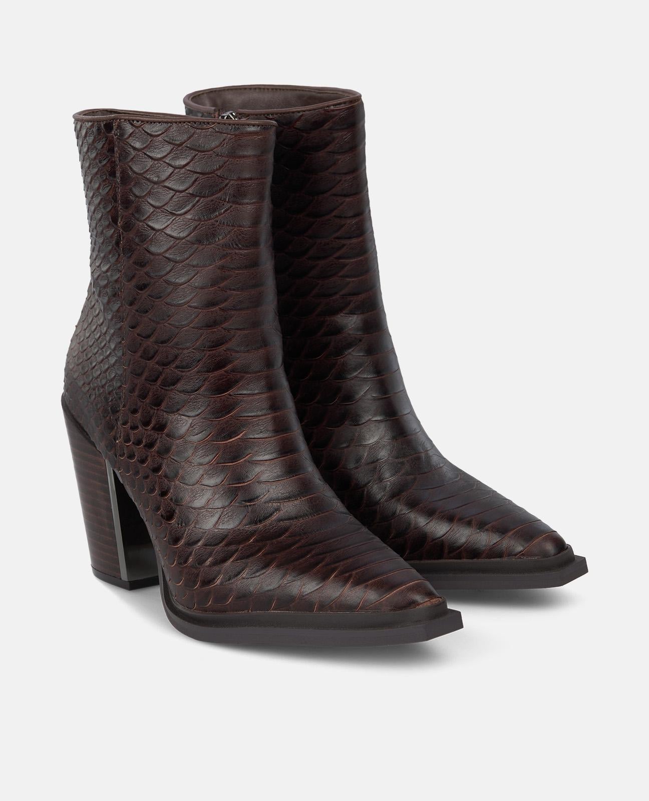 BOTAS DE CANO ALTO COM SALTO LARGO