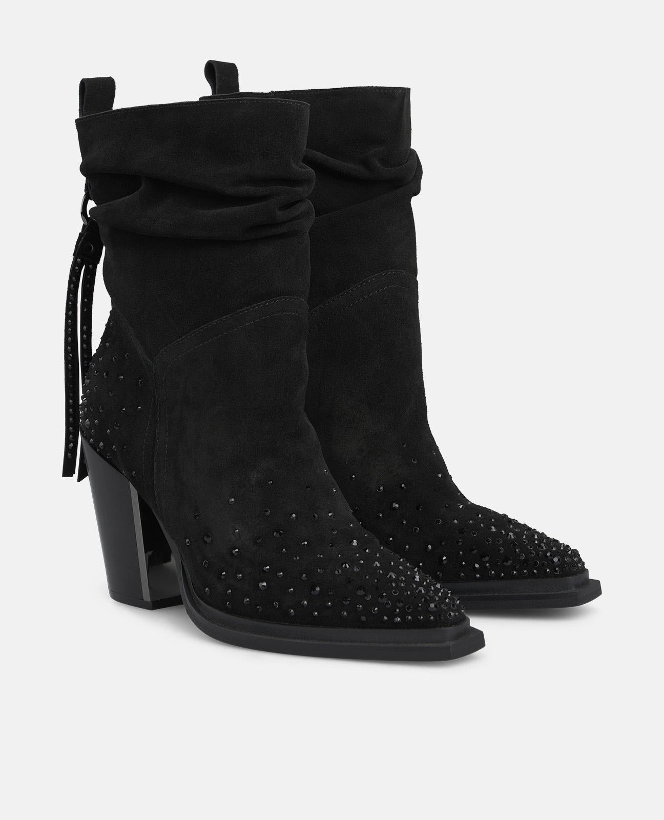 STIEFELETTE MIT FRANSENDETAILS