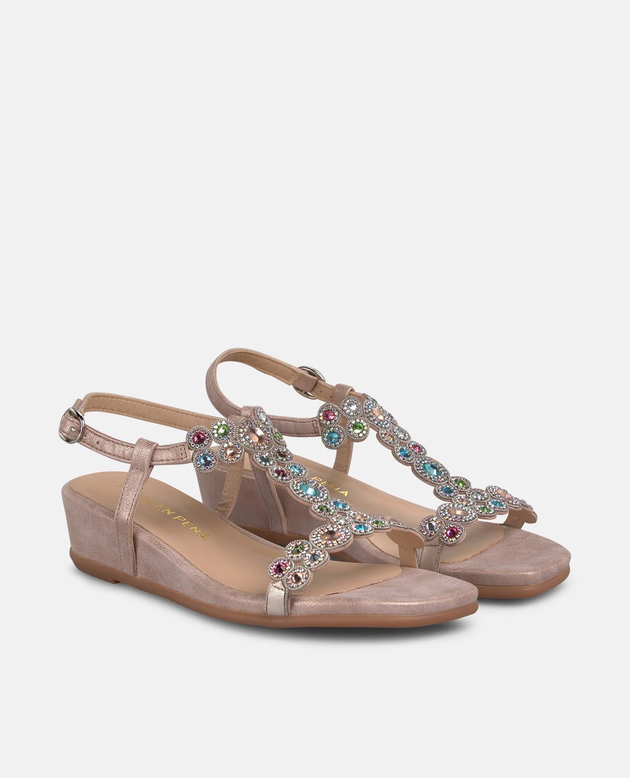 SANDALIA CON TACÓN DETALLES