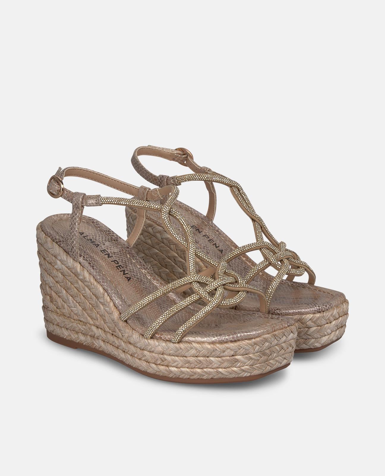 SANDALIA DE CUÑA CON TIRAS ENTRELAZADAS