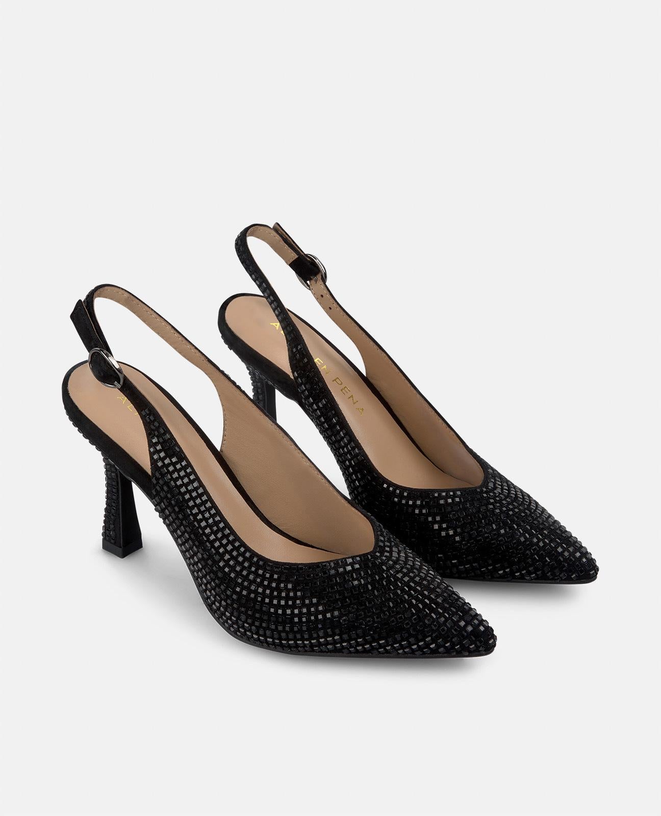 ZAPATO CUBIERTO CON PEDRERÍA