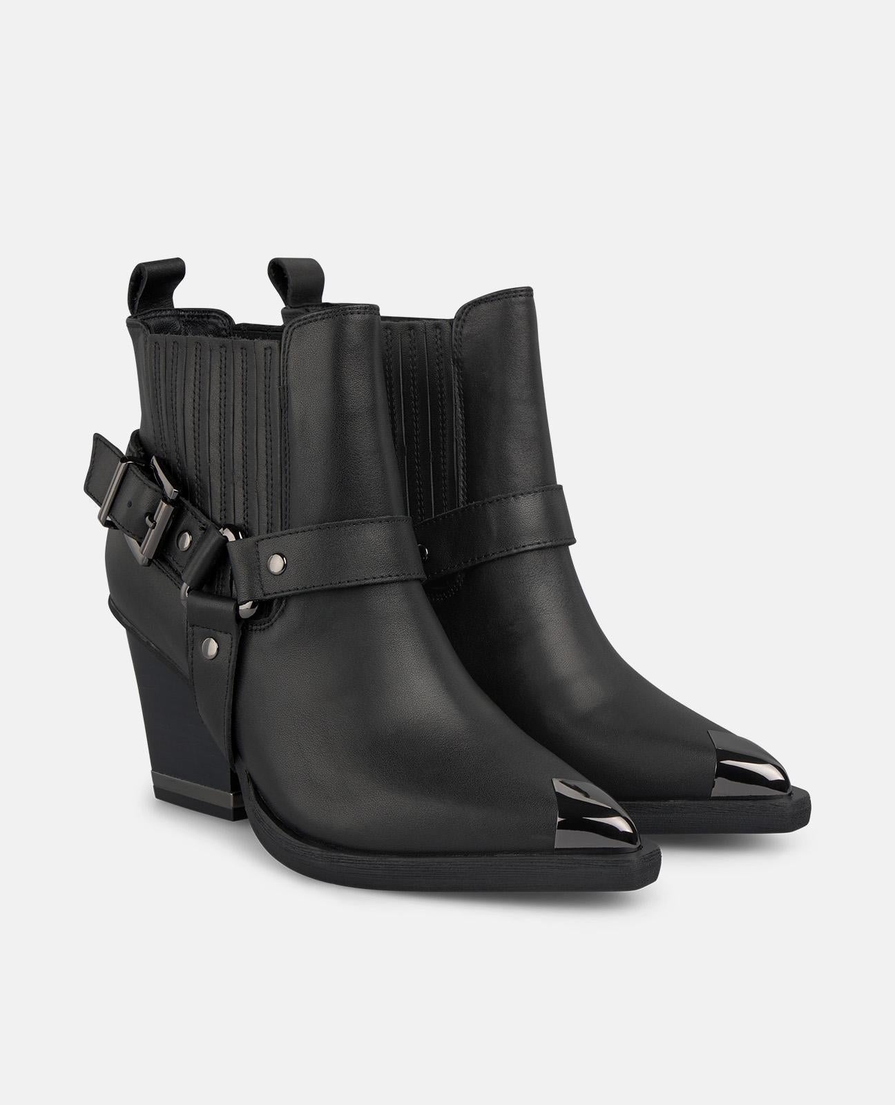 BOTA DE TORNOZELO COM SALTO DE FIVELA