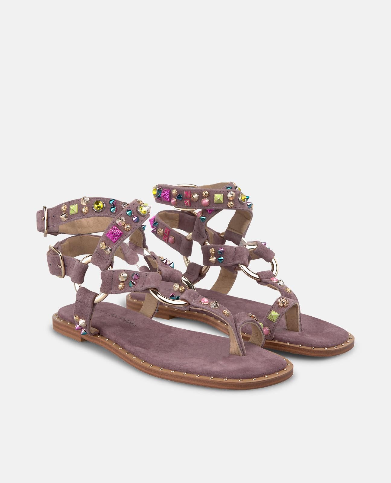 SANDÁLIA PLANA COM FIVELA CIRCULAR