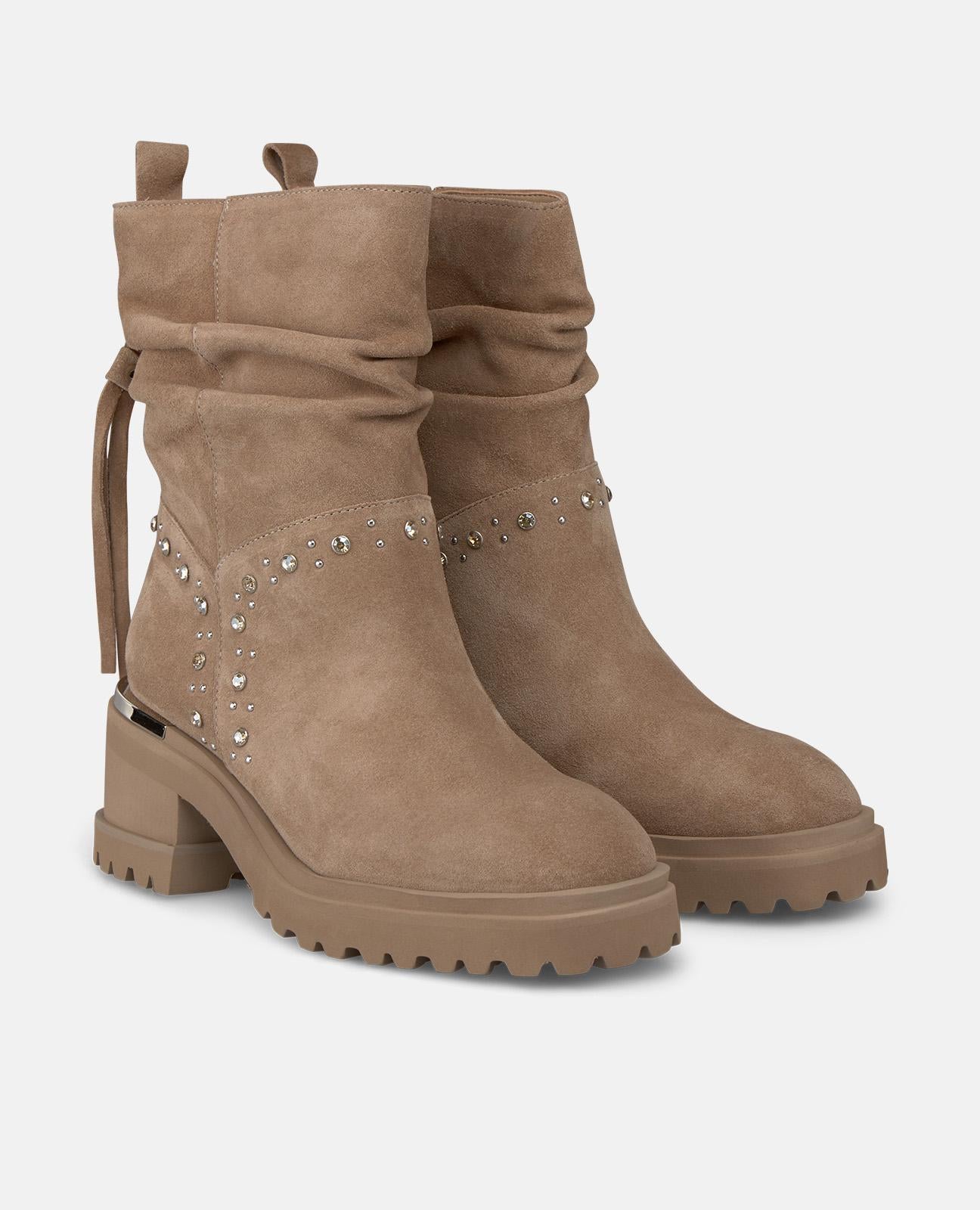 STIEFELETTE MIT BREITEM ABSATZ UND NIETEN