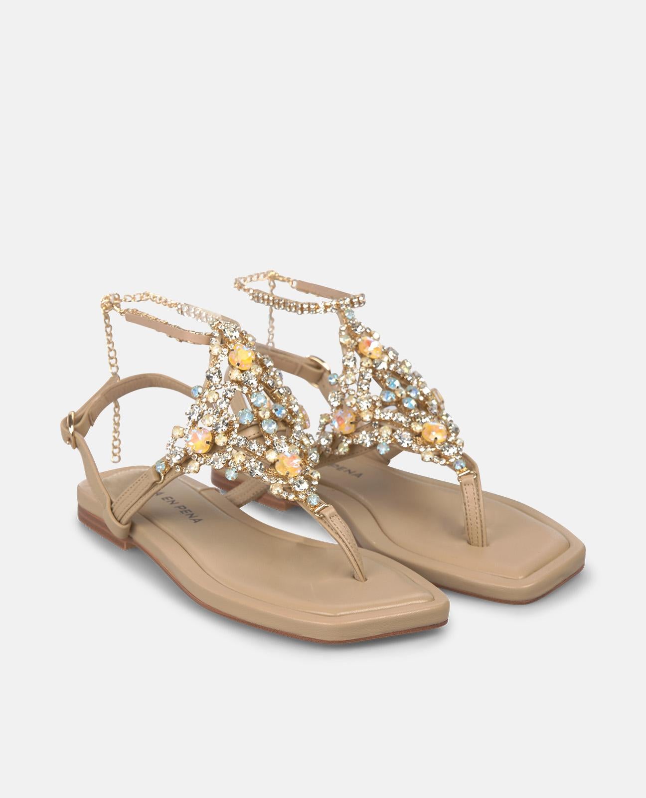 SANDALIA PLANA CON ADORNO EN NAPA