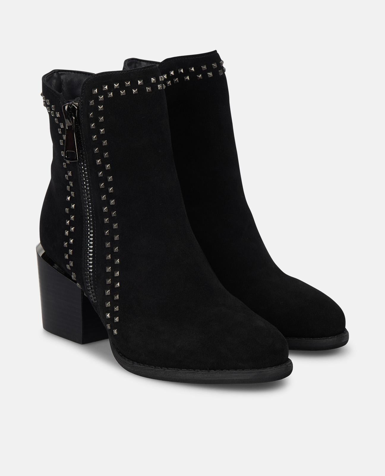 LOW ANKLE BOOTS WITH STUDS