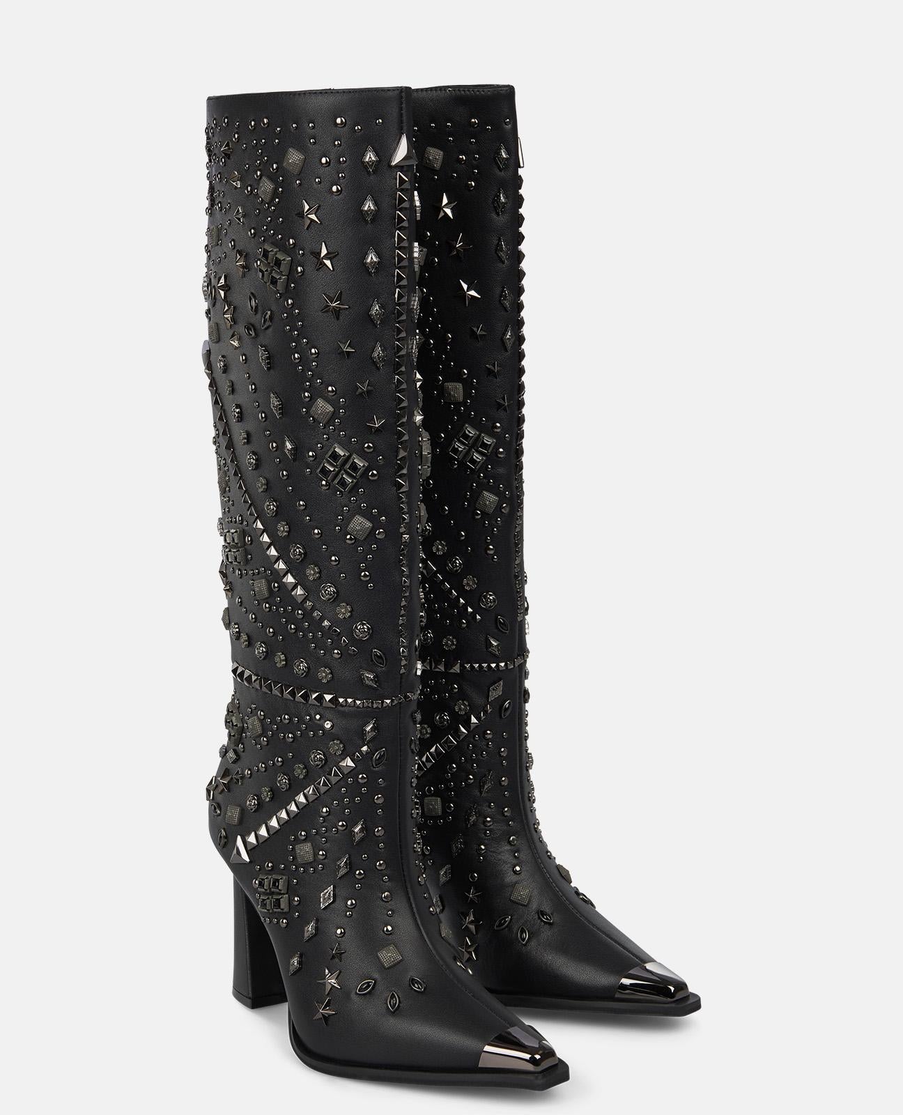 BOTA COM SALTO COM TACHAS