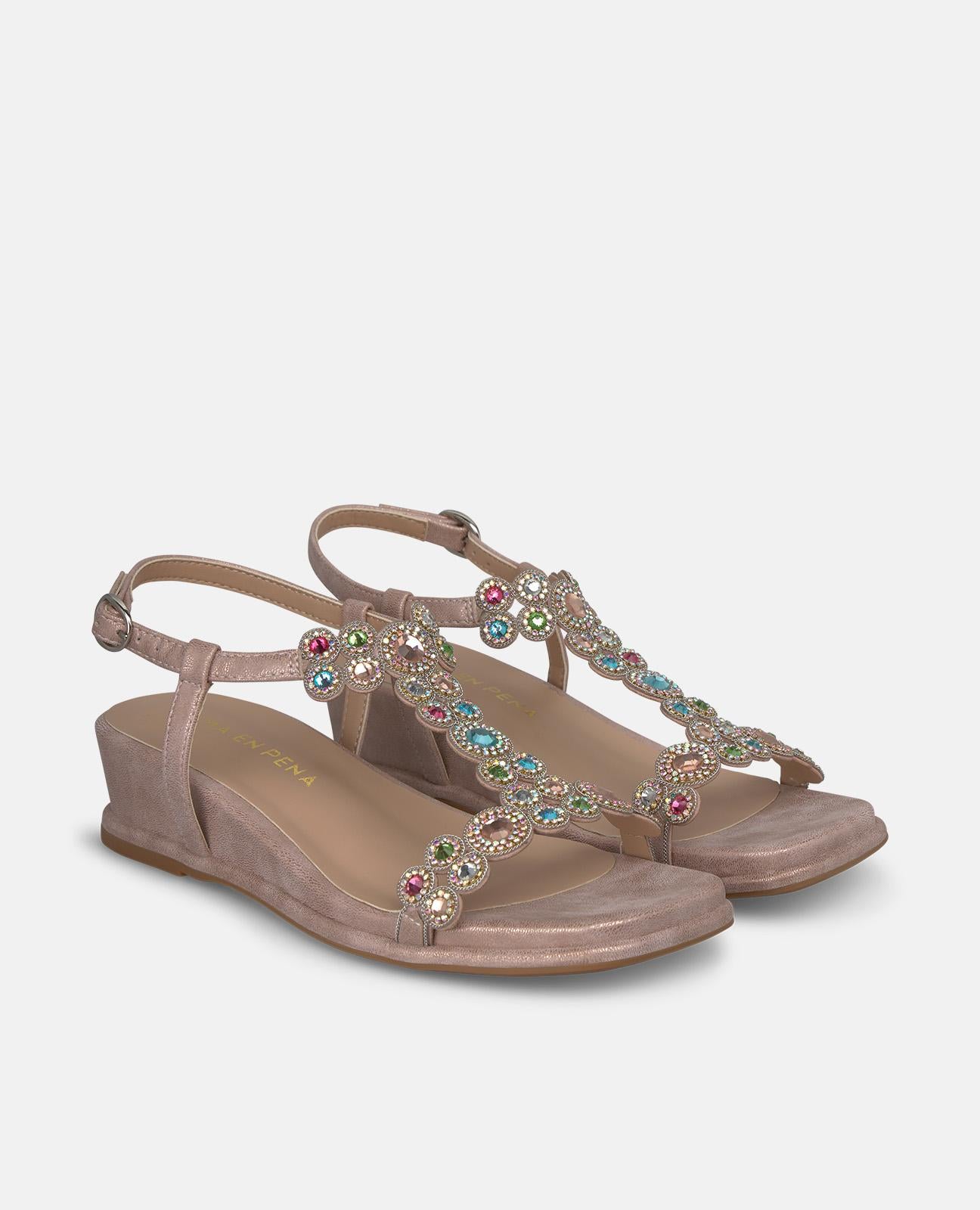 SANDALIA CUÑA CON PEDRERÍA MULTICOLOR