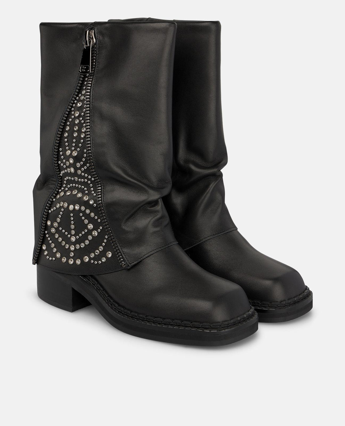 BOTA DE NAPA CON TACHAS METÁLICAS