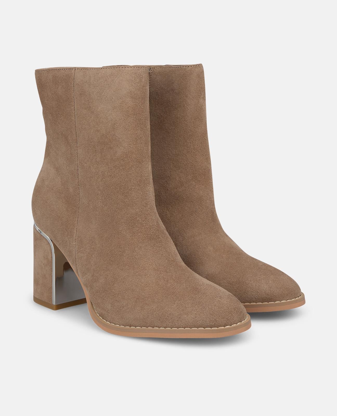 BOTA DE TORNOZELO COM PORMENOR NO CALCANHAR