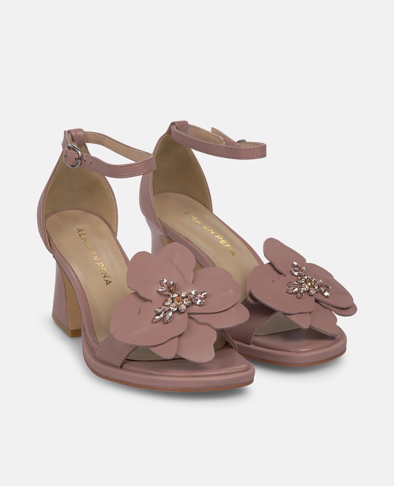 SANDALIA CON FLOR DELANTERA