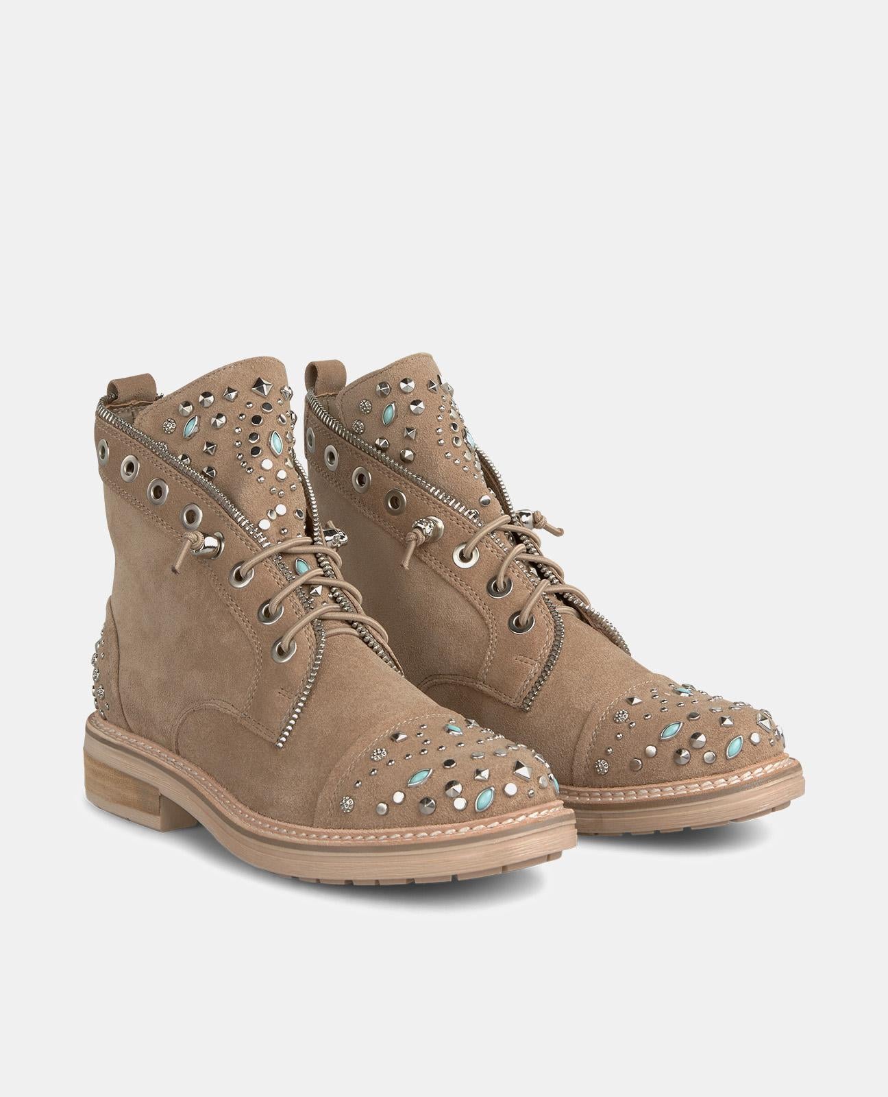 BOTTINES À LACETS AVEC CLOUS