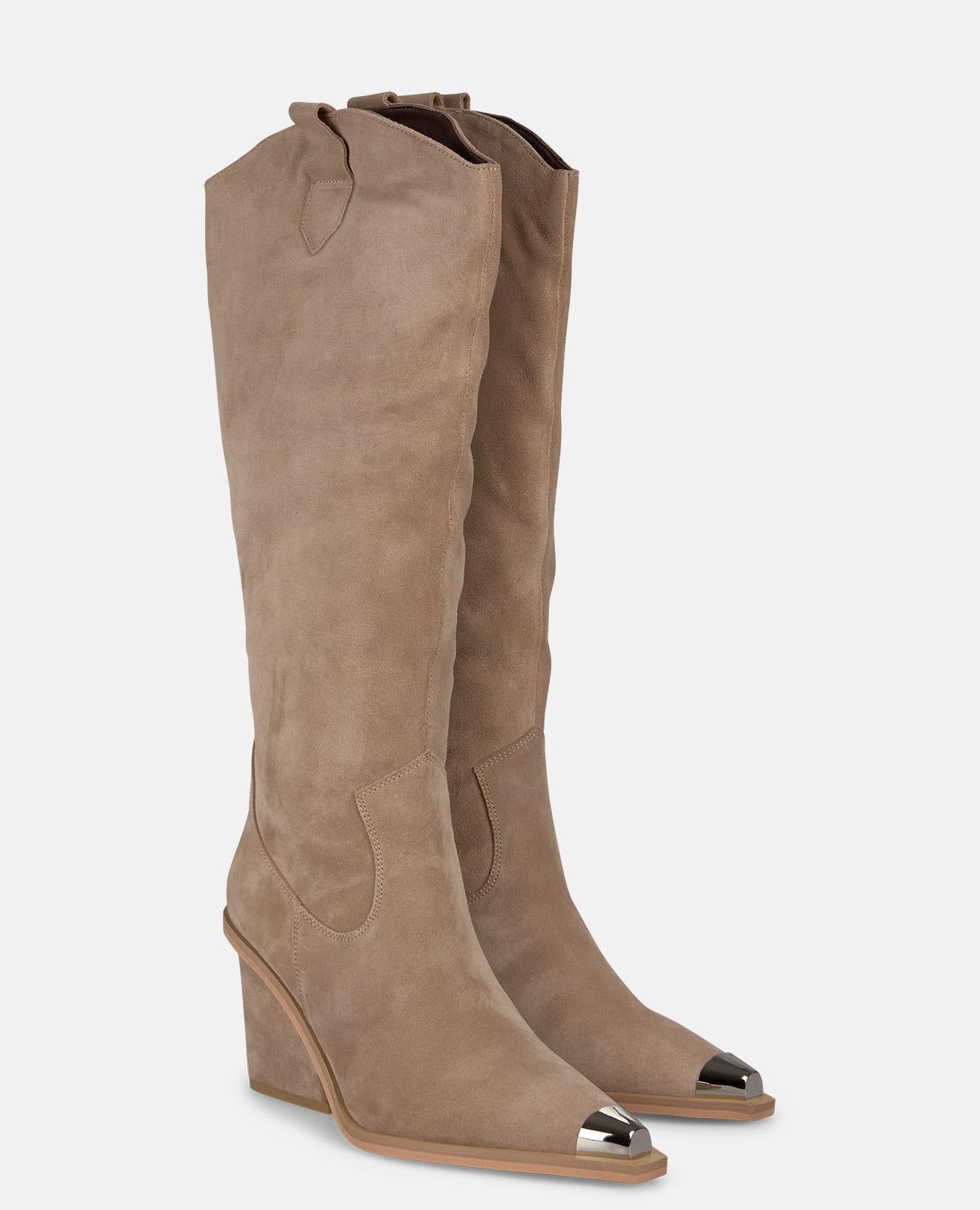 BOTA TACÓN CON TEXTURA