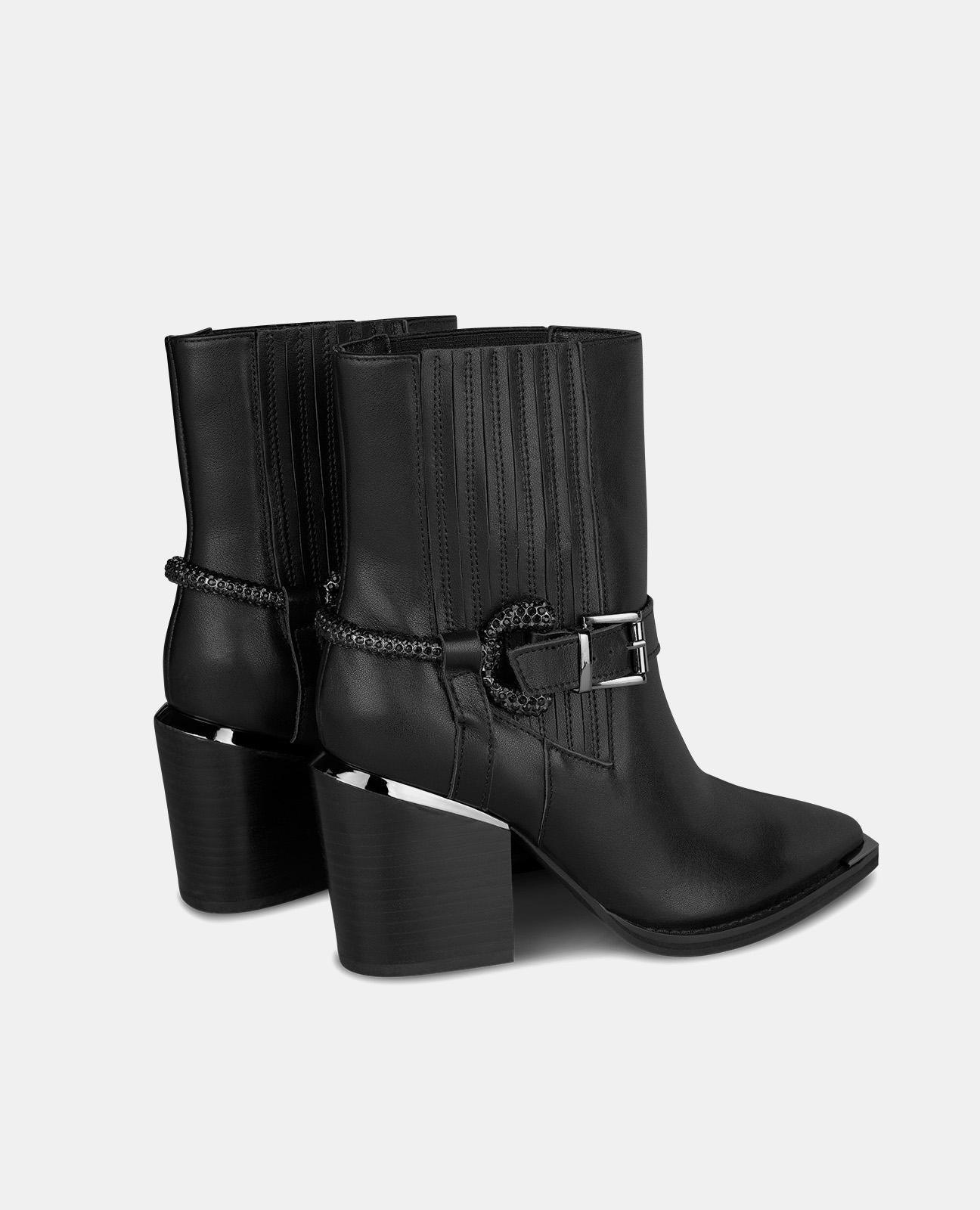 STIEFELETTE MIT RIEMEN