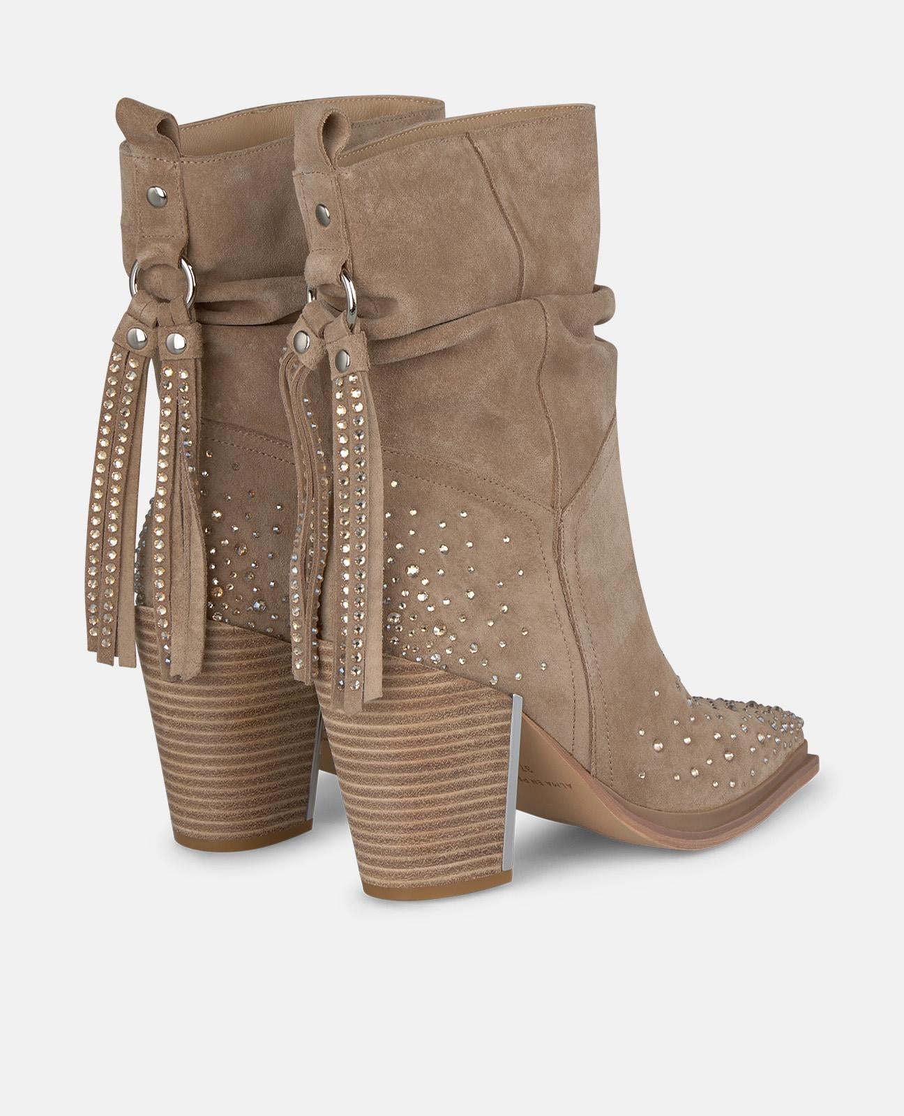 BOTTE DE CHEVILLE AVEC DÉTAILS FRANGÉS