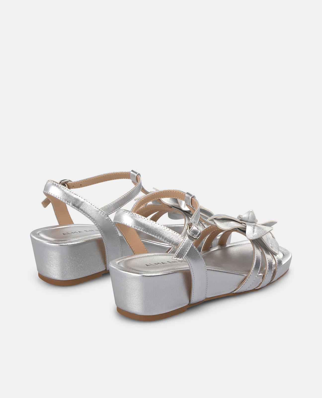 Sandália de salto em cunha com detalhe floral