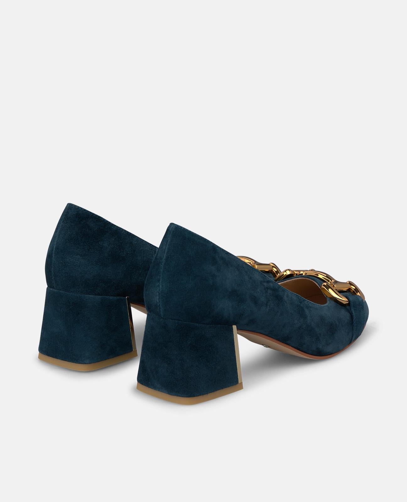 ZAPATO DE ANTE CON ADORNO METÁLICO