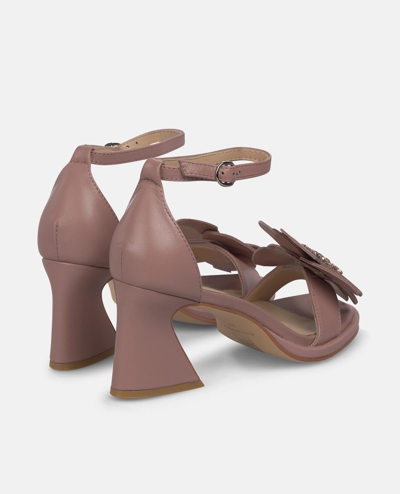 SANDALIA CON FLOR DELANTERA