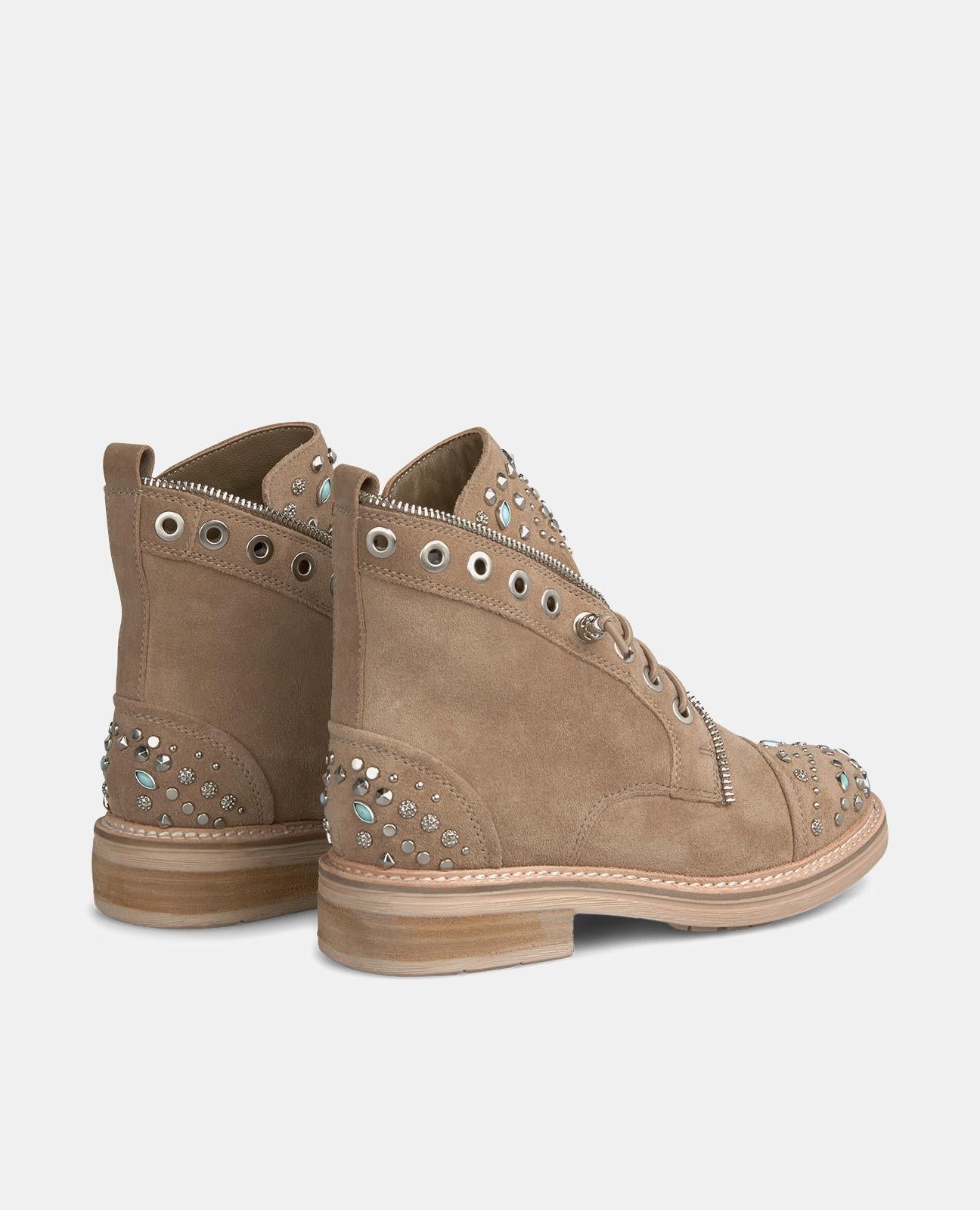 BOTTINES À LACETS AVEC CLOUS