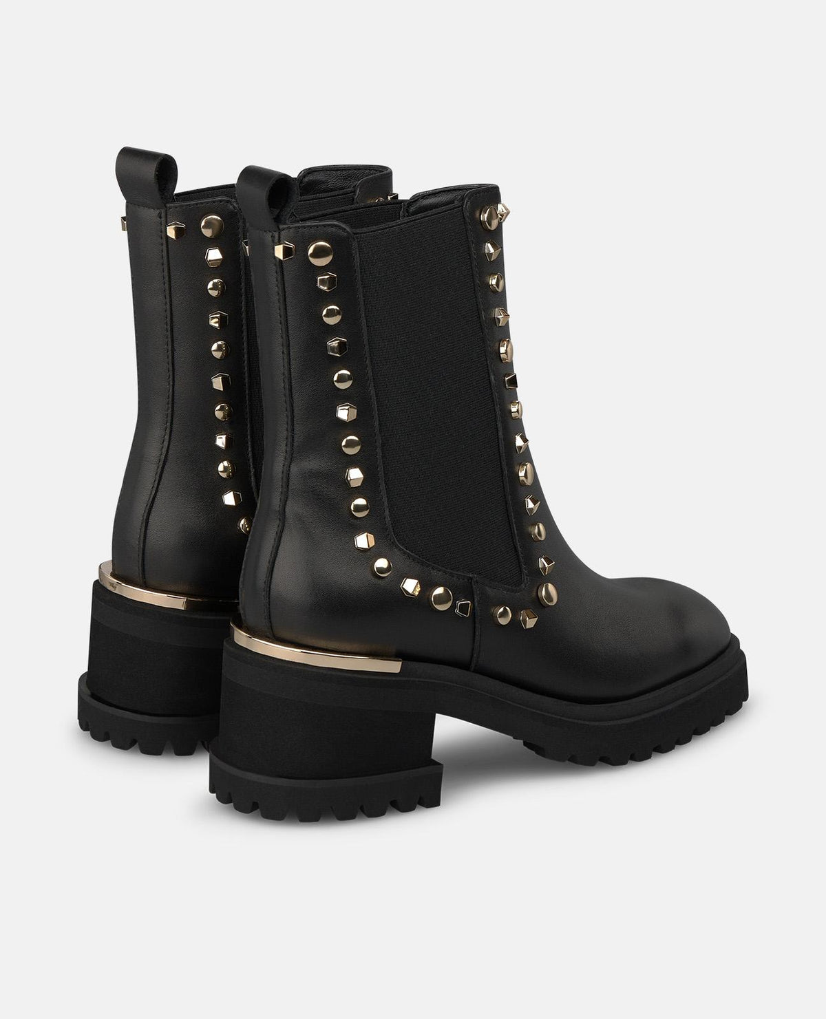 BOTA CHELSEA EM NAPA COM TACHAS METÁLICAS