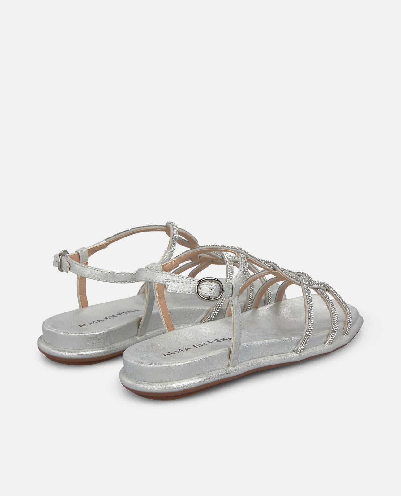 SANDALIA PLANA CON TIRAS METALICAS