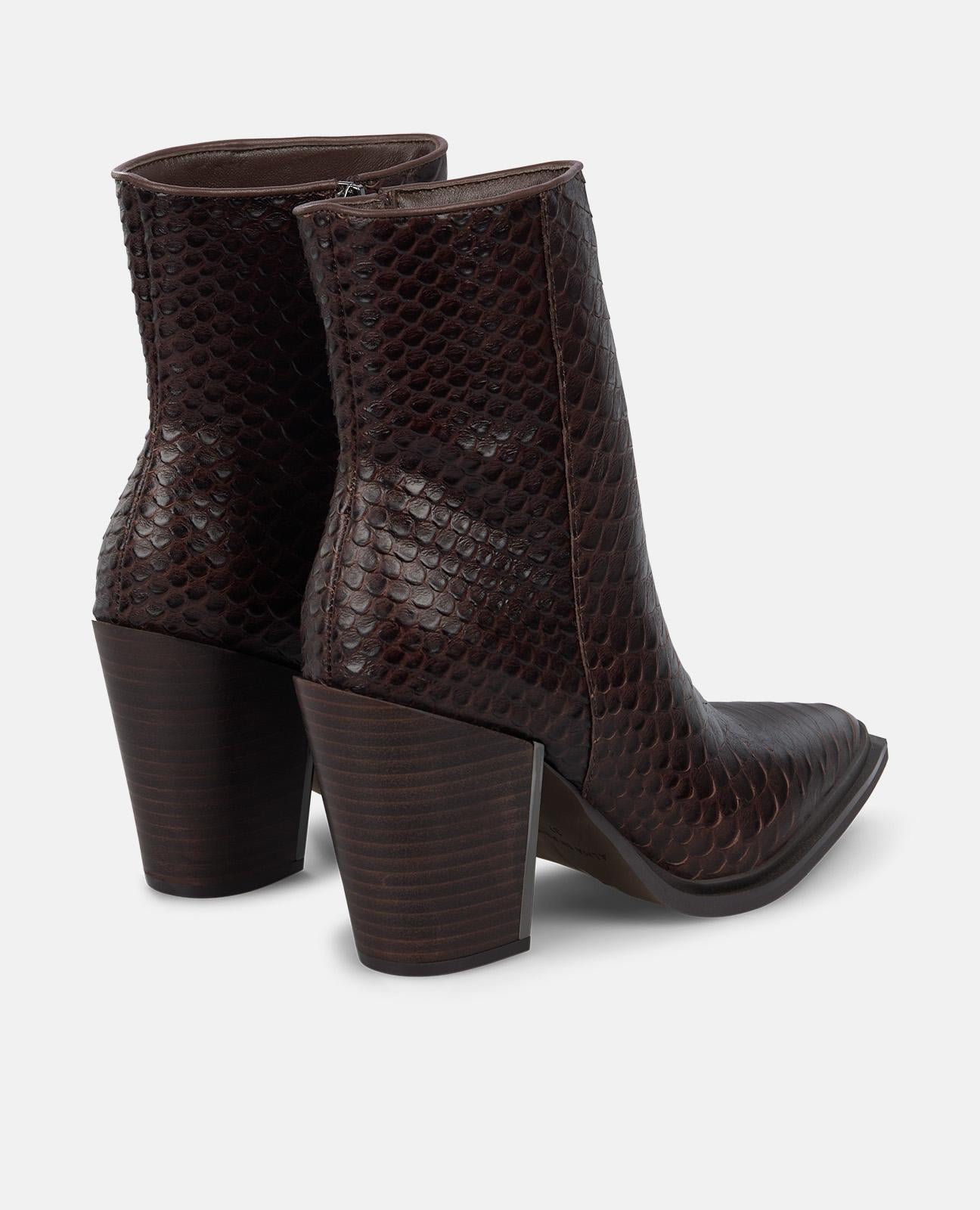 BOTAS DE CANO ALTO COM SALTO LARGO