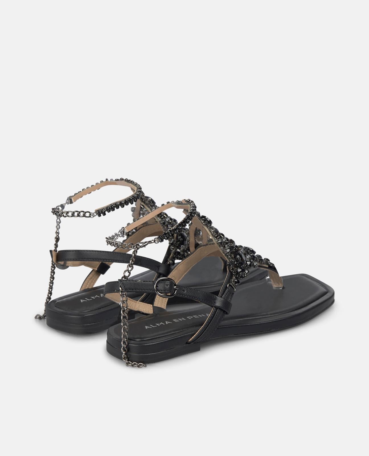 SANDALIA PLANA CON ADORNO EN NAPA