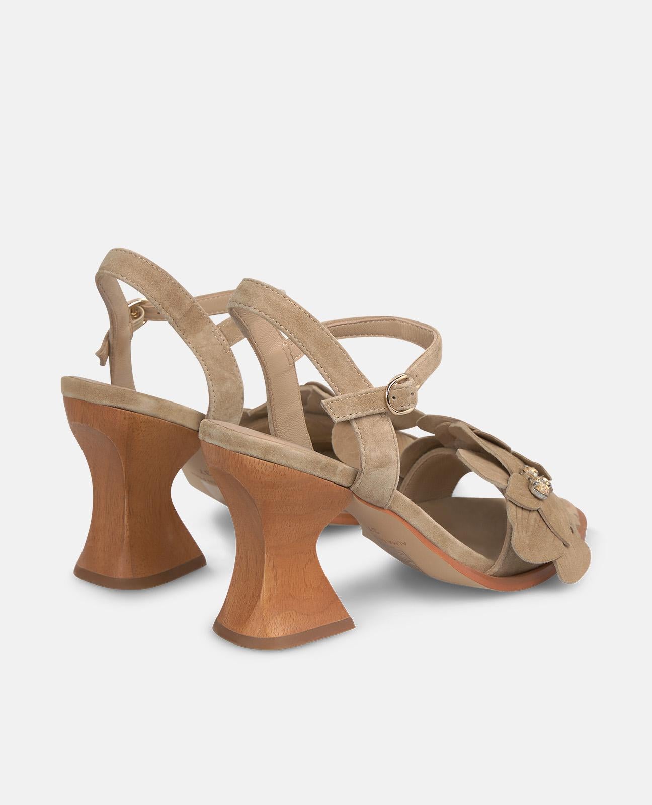 SANDÁLIA COM DETALHE DE FLOR E SALTO DE MADEIRA