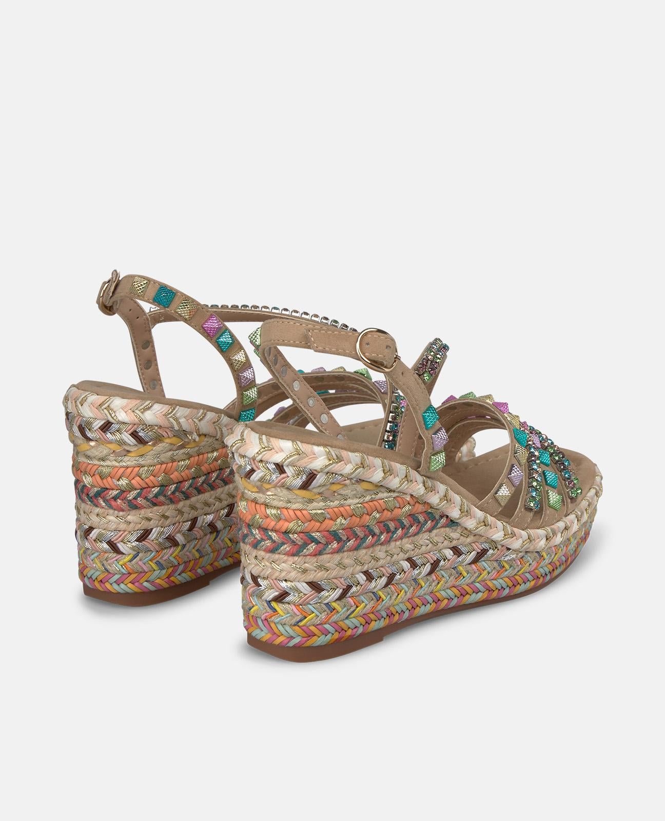 SANDALIA PLATAFORMA ESPARTO CON TRIPLE TIRA CON TACHAS