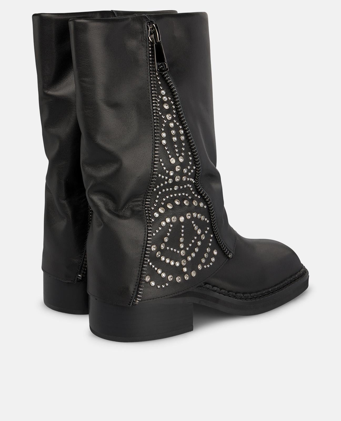 BOTA DE NAPA CON TACHAS METÁLICAS