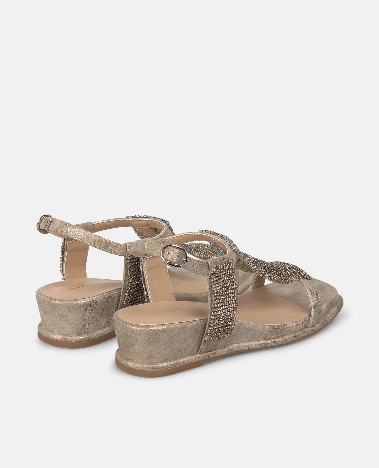 SANDALIA DE CUÑA BAJA CON ADORNO FRONTAL